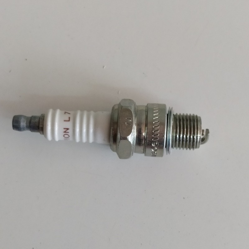 CANDELA CHAMPION  FILETTO CORTO PIAGGIO VESPA COD.L78C (NGK B8HS)