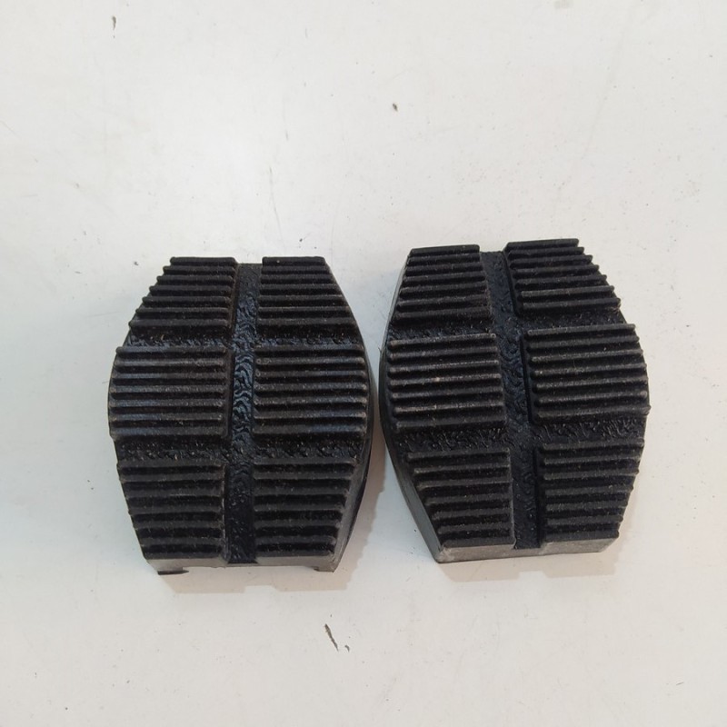 COPRIPEDALI IN GOMMA RENAULT TWINGO-SUPER 5-CLIO-19-MEGANE 1996 COD.3411
